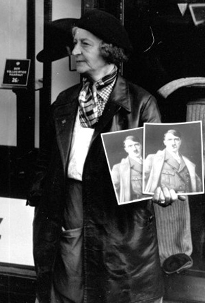 En kvinde sælger fotos af Adolf Hitler